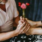 Głęboki masaż stóp. Rozcieranie pod palcami