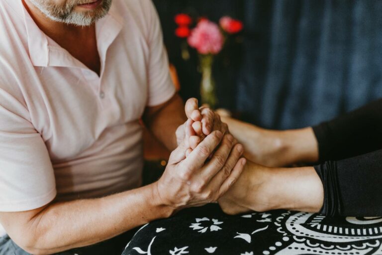 Głęboki masaż stóp. Rozcieranie pod palcami